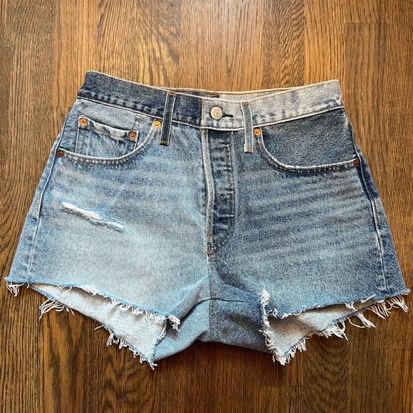 Levi 501 TWO-TONE High-Rise Button Fly shorts ASO Sarah Cameron in Outer Banks - Picture 2 of 6